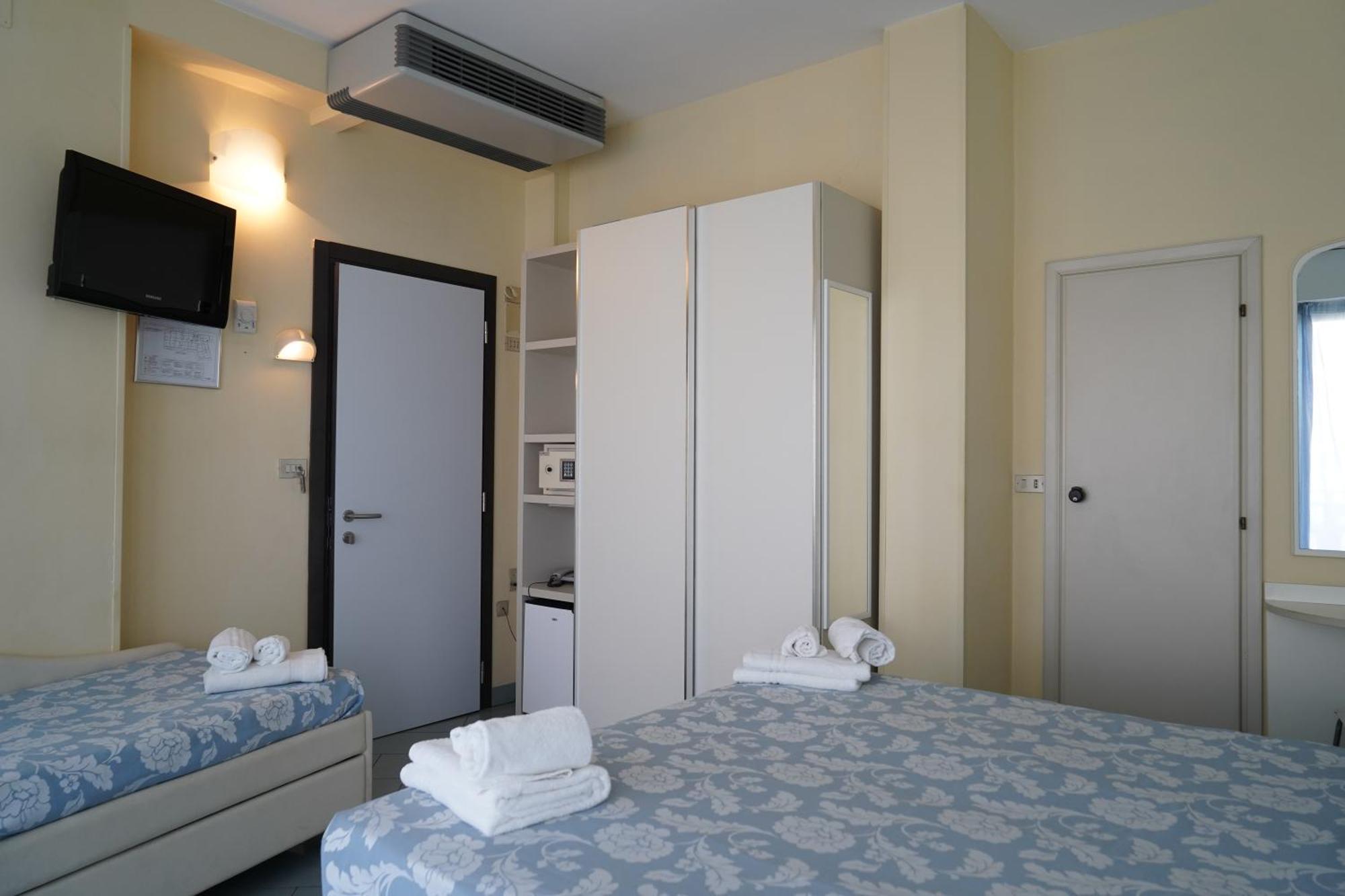 Hotel Embassy Cesenatico Extérieur photo