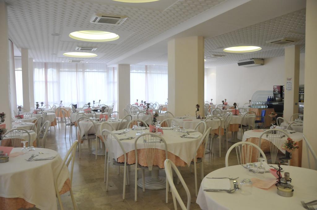 Hotel Embassy Cesenatico Extérieur photo