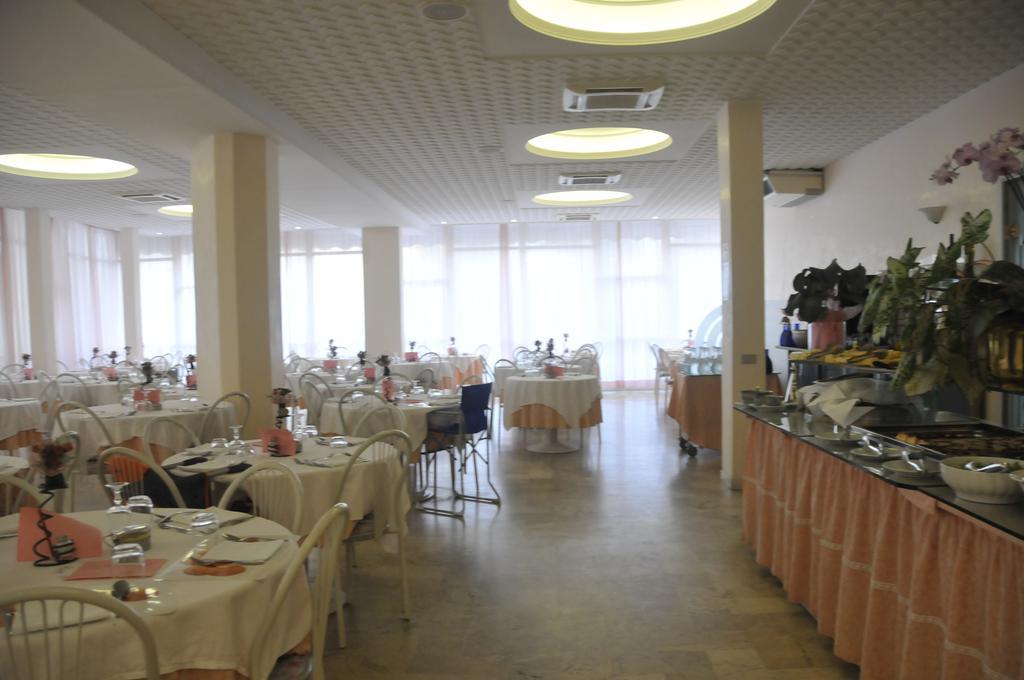 Hotel Embassy Cesenatico Extérieur photo
