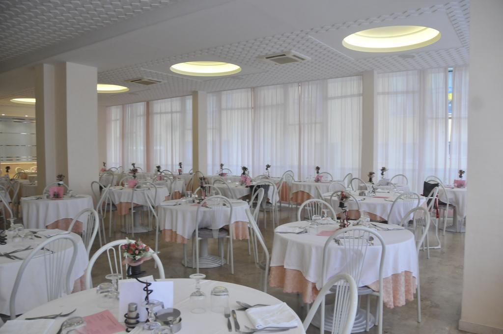 Hotel Embassy Cesenatico Extérieur photo